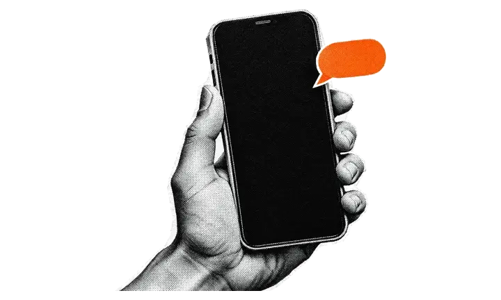 Mano sosteniendo un celular con un globo de mensaje naranja